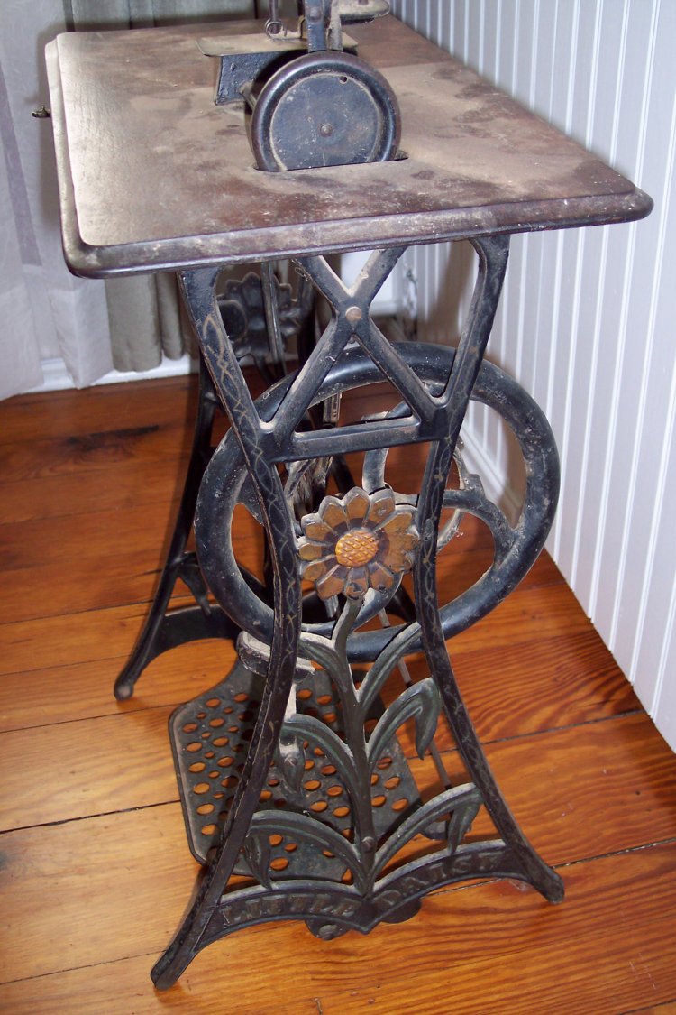Name:  sewing machine 01.jpg
Views: 659
Size:  167.8 KB