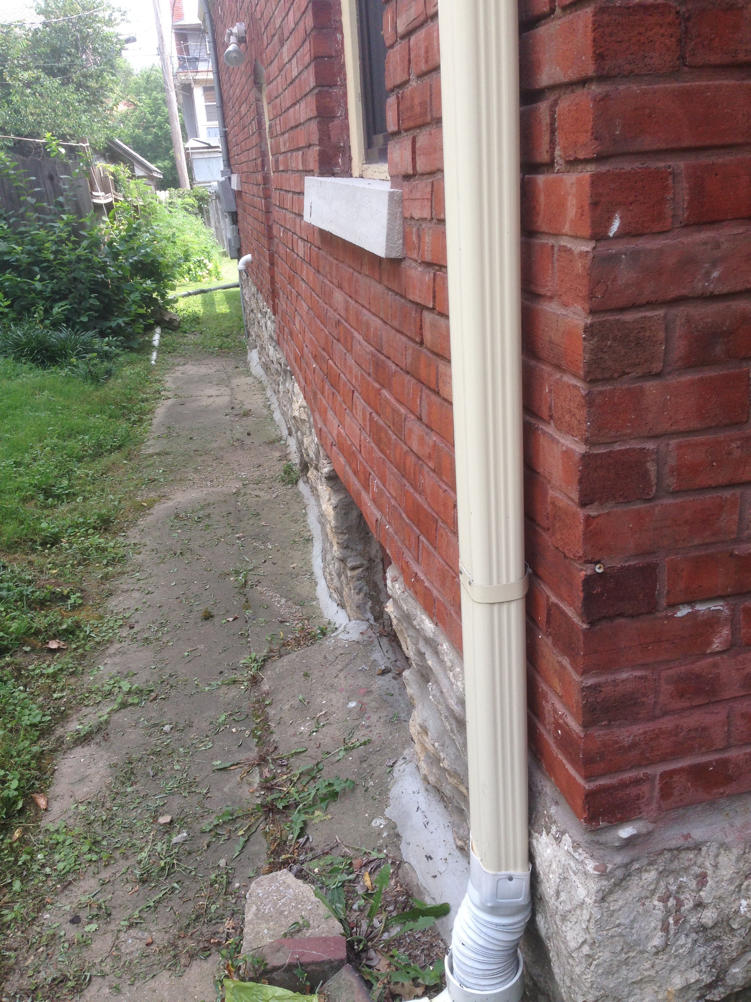 Exterior wall brick bowing out Exterior wall brick bowing out