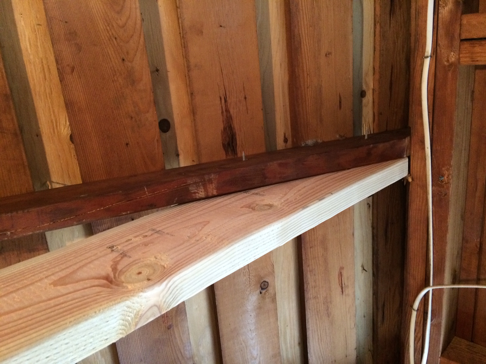 Ceiling joist ends do not sit on stud walls