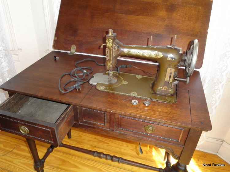 1920's sewing machine made by "The Domestic Sewing Machine Co.".