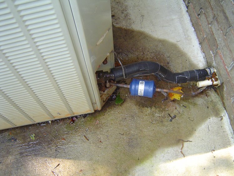 Does an extra line dryer in liquid line create any issues in a heat pump?