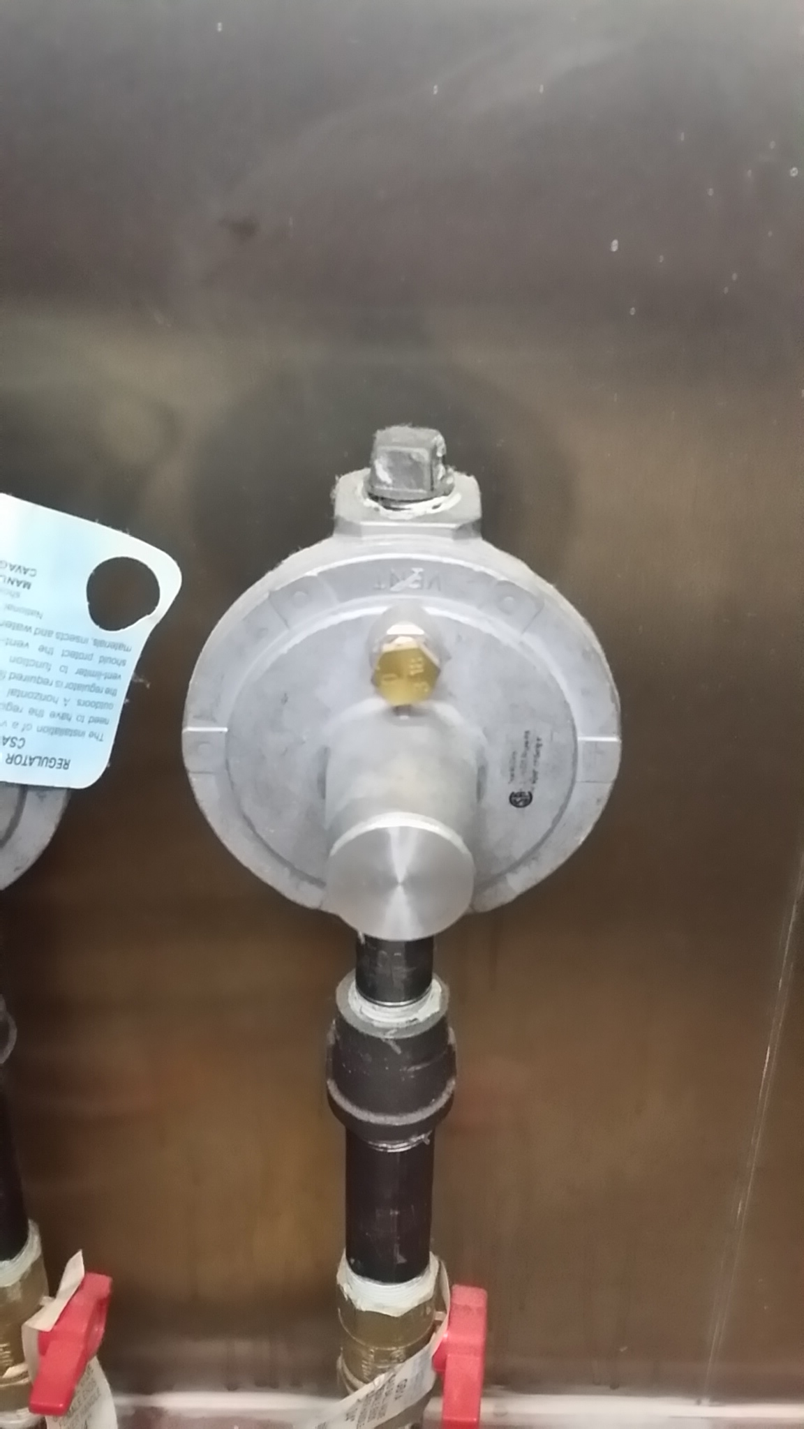 How do I connect a manometer to a gas regulator to adjust pressure